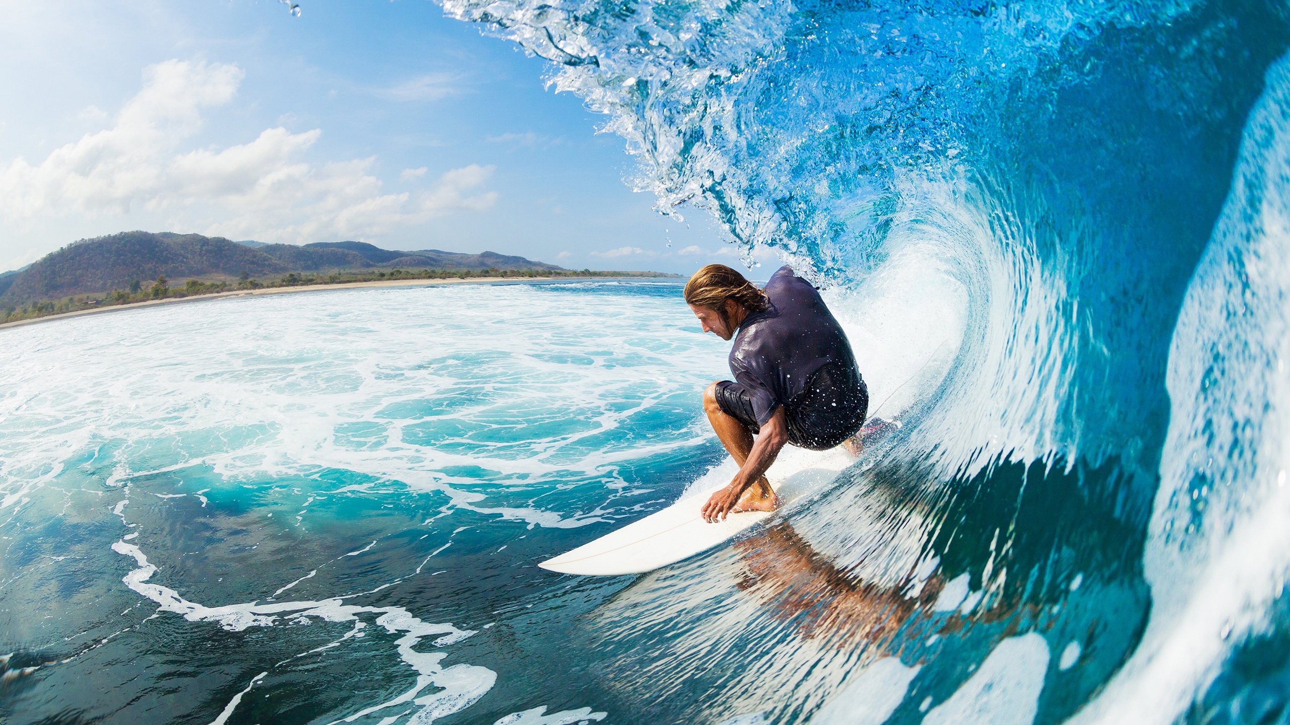 《虚拟现实（VR）或引领电竞行业新潮流，行业专家最新分析》，虚拟现实vr技术,简单说是让人进入一个虚拟环境